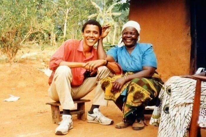 #9 Barack Obama odwiedza swoją babcię Sarah Ogwel Onyango w Kenii. 1995.