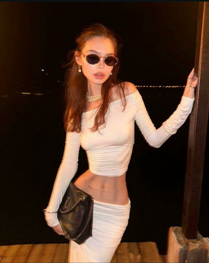 #16 This Makes Me So Sad, She’s So Pretty But I Don’t Know How Anyone Could Think This Is Real