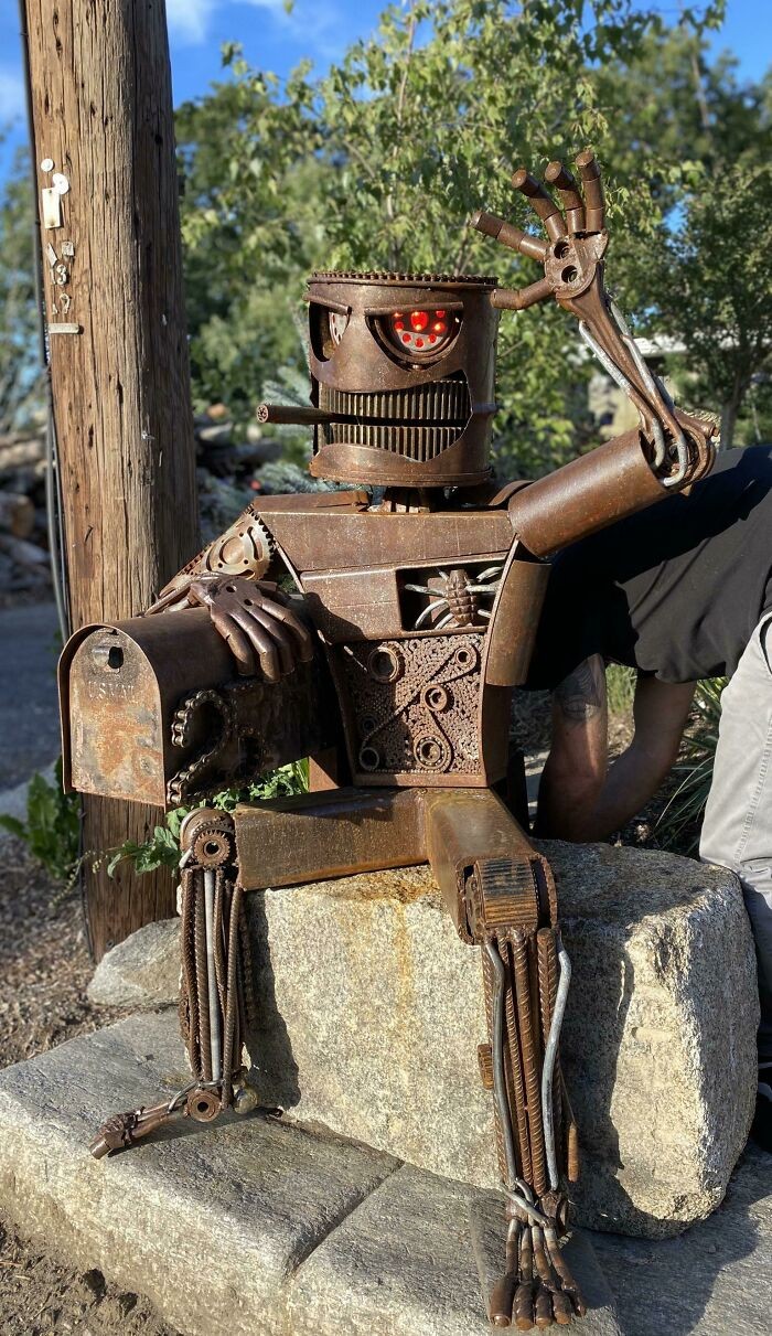 Skrzynka pocztowa wykonana z metalowych odpadów