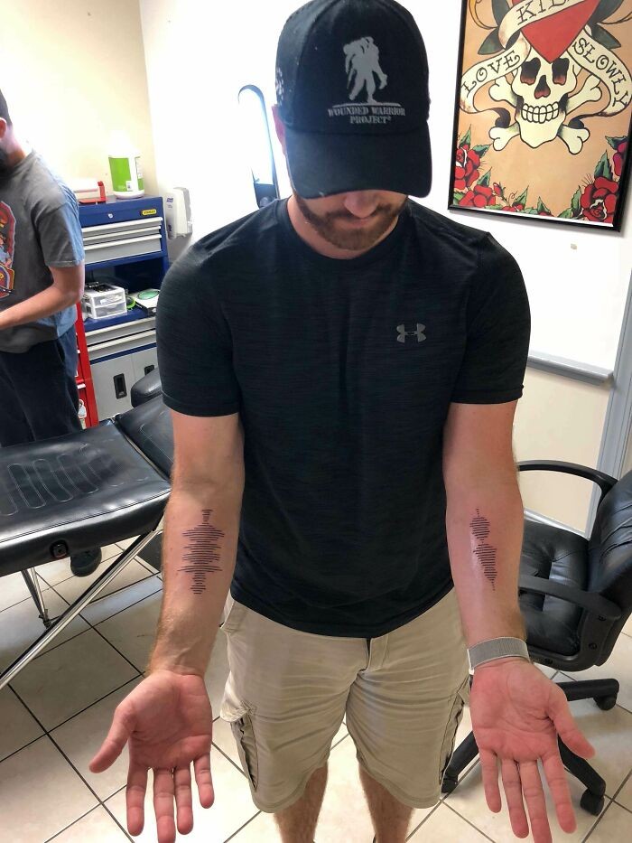 #14 Po roku i pół walki w sądzie w końcu odzyskałem opiekę nad moimi dwoma chłopcami (6 i 4). Więc zrobiłem im każdemu powiedzieć „Tato, kocham cię” jako mój pierwszy tatuaż