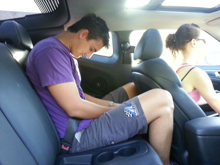 Wysoki pasażer na tylnym siedzeniu