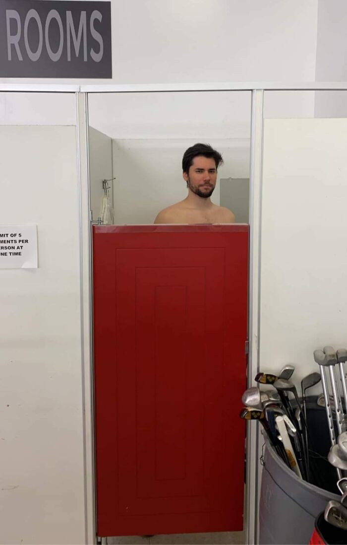 Drzwi w przymierzalni w sklepie z używaną odzieżą