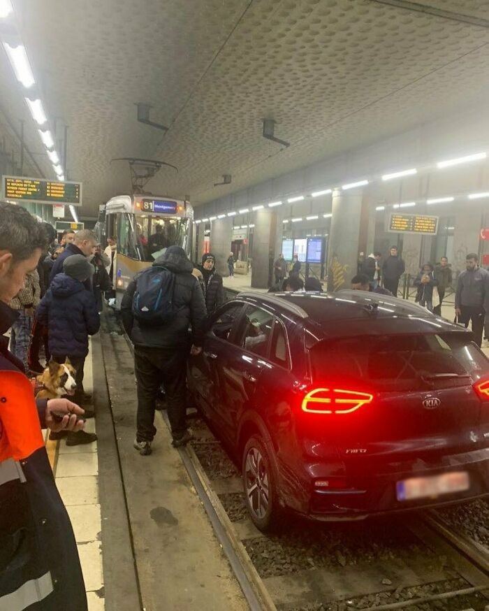 Samochód postanowił sprawdzić, jak blisko da się poznać tramwaj.