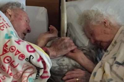 100 latek trzyma swoją umierającą żonę za rękę w ostatnich chwila życia! Jego przekaz chwyta za serce!