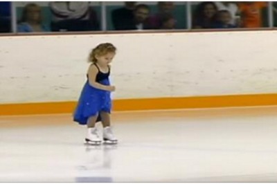 3-letnia dziewczynka ledwo może ustać na łyżwach! Po chwili widownia zaniemówiła widząc jej taniec! 