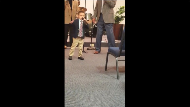 4-latek podbił serca wiernych swoim występem w kościele! Jego śpiew porwał tłumy! 