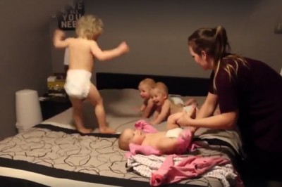 50 milionów widzów pokochało tę czwórkę! Zobacz przygody dzielnej mamy która chce ubrać czworaczki!