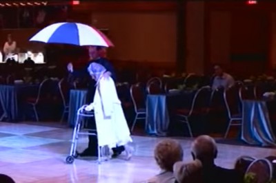 94 letnia tancerka oszukała wszystkich! Kiedy partner wyszarpnął jej wózek zrobiła coś niesamowitego!