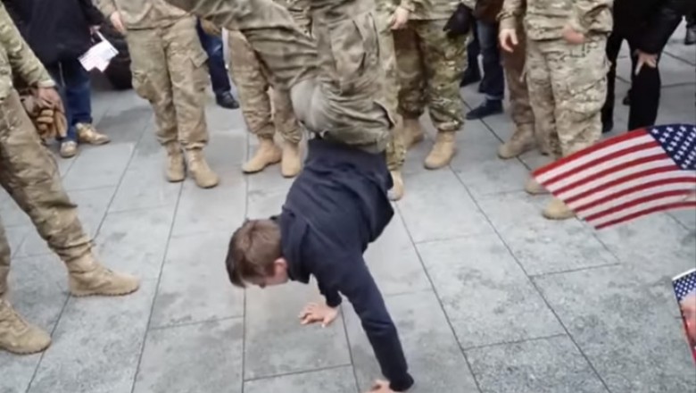 A tak potrafisz?! Polski nastolatek zagina amerykańskich żołnierzy robiąc pompki stojąc na rękach! 