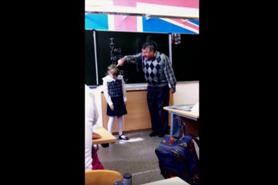 Agresywny nauczyciel zaczyna uderzać dziewczynkę po głowie, jej reakcja nie mogła być lepsza!