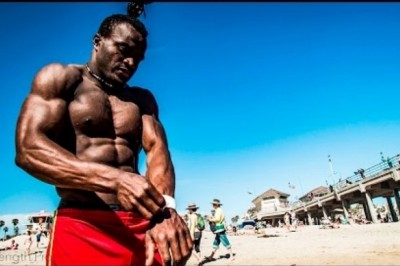 Ale ciacho! Afrykański kulturysta wymiata pokazem swoich umiejętności na plaży!