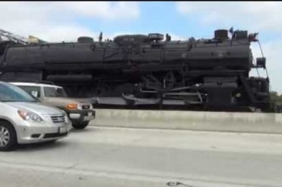 Ależ to pędzi! Niesamowity widok parowozu pędzącego między dwoma pasami autostrady!