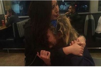 Bezdomna prosi w restauracji o resztki jedzenia! Każdy ją ignoruje gdy w końcu ta para reaguje inaczej!