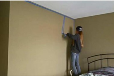 Całą ścianę okleja taśmą malarską i zaczyna malować! Gdy zerwała taśmę efekt był niesamowity! 