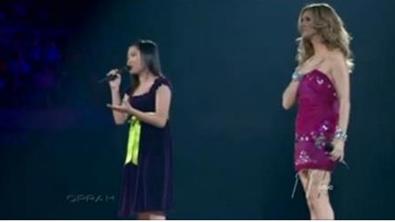 Celine Dion na koncercie pozwala nastolatce  zaśpiewać dla mamy! Jej głos zaskoczył samą gwiazdę!