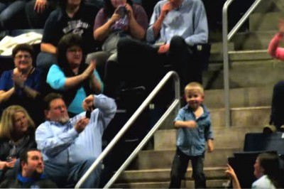 Chłopiec zaczął tańczyć na koncercie! 15 sekund później cała widownia podziwiała jego występ! 