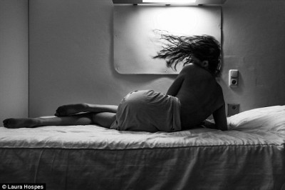 Co się dzieje za drzwiami szpitala psychiatrycznego? Mroczna sesja zdjęciowa studentki.