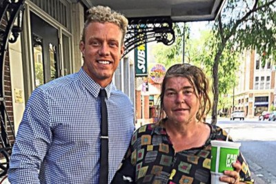 Co tydzień jadł obiad z bezdomną kobietą! Gdy przyznała mu się na co wydaje wszystkie pieniądze był w szoku! 