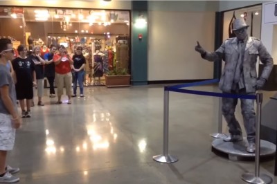 Cwaniak chciał zaszpanować swoim tańcem! Zobacz co zrobił 