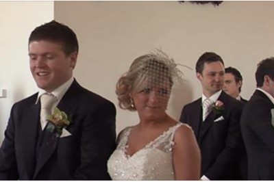 Czekali aż panna młoda wejdzie do kościoła! Nagle pan młody zachwyca wszystkich tym niezwykłym gestem!
