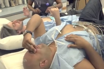 Darli się z bólu błagając o koniec! 2 facetów dało się podłączyć pod symulator porodu i szybko pożałowali!