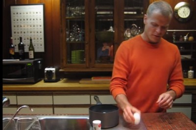 Denerwuje Cię obieranie jajka na twardo? Zobacz genialny sposób jak zrobić to jednym ruchem! 