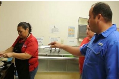 Do tej pory nigdy nie opuściła dnia w pracy! Wtedy szef kazał jej wyjść razem z nim na parking!  