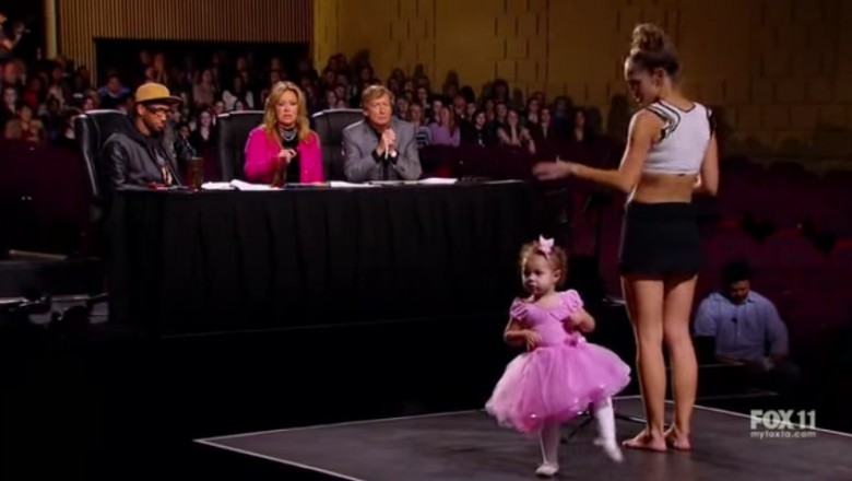 Dwulatka z mamą wychodzą na scenę! Gdy pozwoliła córce zatańczyć jurorzy nie mogli uwierzyć jak to robi!