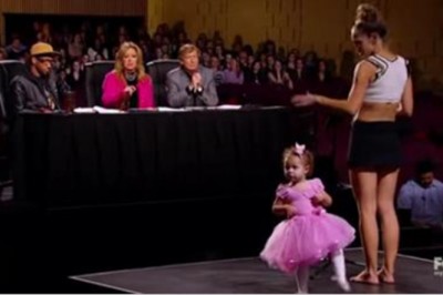 Dwulatka z mamą wychodzą na scenę! Gdy pozwoliła córce zatańczyć jurorzy nie wierzyli jak to robi!