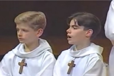 Dwóch ministrantów zaczyna śpiewać i nagle cały kościół wybucha głośnym śmiechem! Są nie do podrobienia!