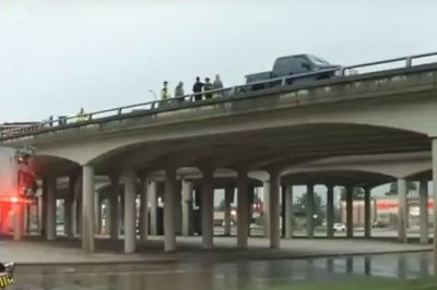 Dziecko spada z 9 metrowego mostu na pewną śmierć! Zobacz niezwykłe poświęcenie matki! 