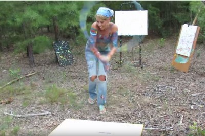 Dziewczyna wlała farbę do hula hop i zaczęła kręcić. Efekt jej zabawy powala! 