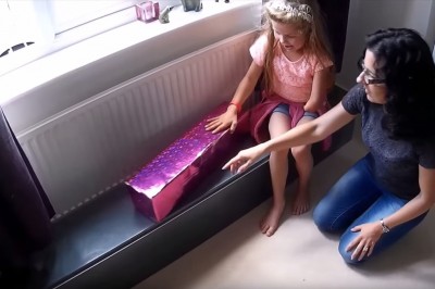 Dziewczynka bez ręki otrzymała specjalną paczkę. Gdy ją otworzyła, łzy wzruszenia popłynęły same! 