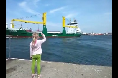 Dziewczynka na brzegu macha do przepływającego okrętu! Wtedy kapitan robi coś takiego ze uciekła! 