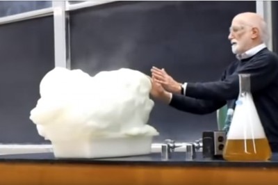 Eksplozja na lekcji uciszyła cała klasę! Ten nauczyciel potrafi przyciągać uwagę!