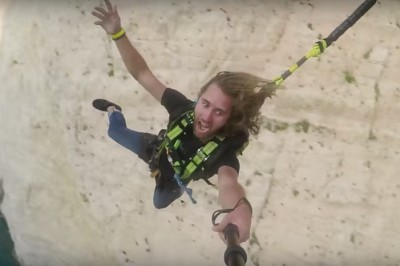 Ekstremalne skoki z nadmorskiego klifu! 200 metrowy lot w dół mrozi krew w żyłach! 