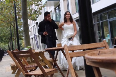 Faceci uciekali  przerażeni! Postanowiła przyjść na pierwszą randkę w sukni ślubnej i z bukietem! 