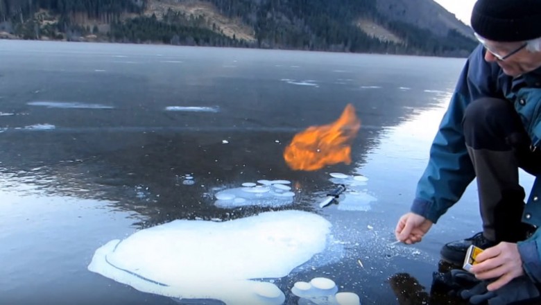 Facet dosłownie podpala lód na zamarzniętym jeziorze! Używa tylko zapałek! Zobacz jak!