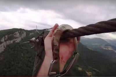 Facet niemal stracił palca podczas zjazdu na linie. Zastrzyk adrenaliny który może zabić!