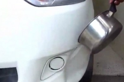 Facet polewał wgnieciony bok aut wrzątkiem. To co zrobił po chwili zupełnie mnie zaskoczyło. 