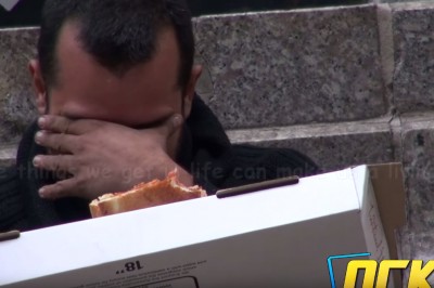 Facet prosił ludzi o odrobinę jedzenia. Reakcja bezdomnego sprawiła, że opadła mi szczęka! 