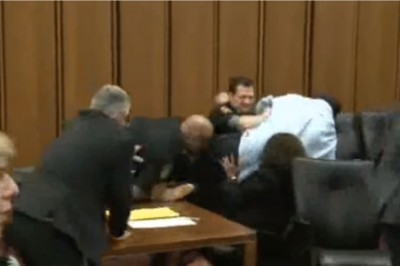 Gdy go zobaczył puściły wszystkie hamulce! Ojciec rzuca się na morderce córki podczas rozprawy!