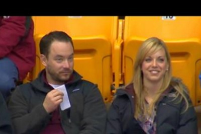 Gdy kamera zrobiła zbliżenie, wszyscy oczekiwali, że ją pocałuje! Wtedy mężczyzna wyciąga kartkę z napisem...