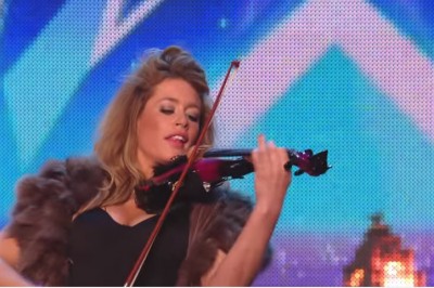 Gdy wyszła na scenę jurorzy nie traktowali jej poważnie! Lecz gdy zaczęła grac to wszystkich zamurowało! 