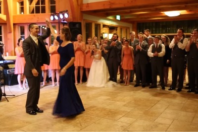 Goście byli w szoku! Niesamowity ślubny taniec matki i syna! 