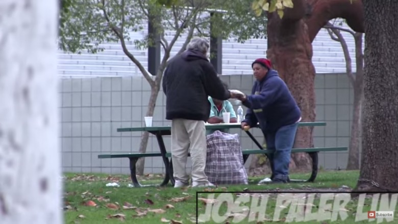Gość dał bezdomnemu 100$, po czym śledził go, aby sprawdzić co zrobi z danymi mu pieniędzmi