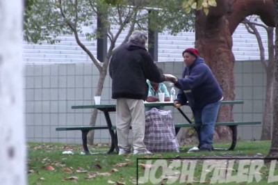 Gość dał bezdomnemu 100$, po czym śledził go, aby sprawdzić co zrobi z danymi mu pieniędzmi