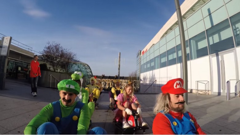 Grałeś kiedyś w Mario? Niesamowite wyścigi postaci z tej gry w centrum handlowym!