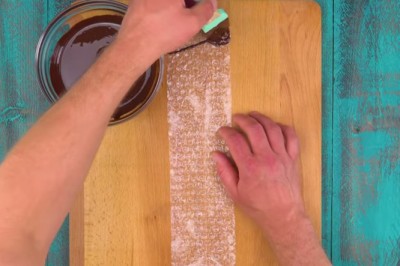 Grubą warstwą czekolady pomalowała folie bąbelkową i wszystko zwija! Stworzyła coś przepysznego! 