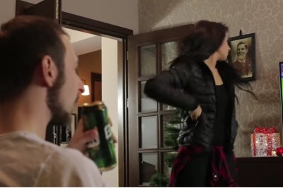 Jak bombką w łeb nie rzucisz to się nie ruszy! Tak wygląda proszenie faceta, żeby w końcu ubrał choinkę! 